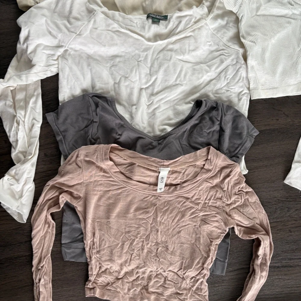 Lot of 9 crop tanks, short and long sleeve shirts - Picture 2 of 4